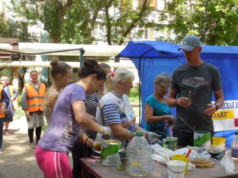 Жители Суворовского района вышли на субботник (фото)