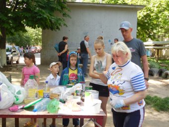 Жители Суворовского района вышли на субботник (фото)