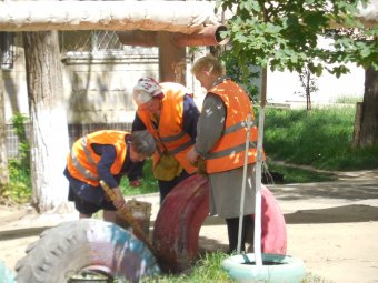 Жители Суворовского района вышли на субботник (фото)