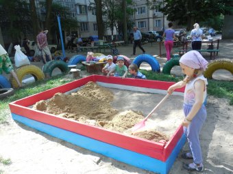 Жители Суворовского района вышли на субботник (фото)