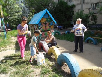 Жители Суворовского района вышли на субботник (фото)