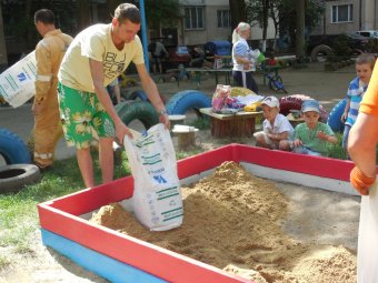 Жители Суворовского района вышли на субботник (фото)