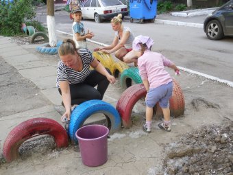 Жители Суворовского района вышли на субботник (фото)
