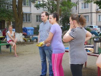Жители Суворовского района вышли на субботник (фото)