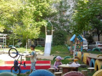 Жители Суворовского района вышли на субботник (фото)