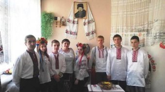 Одесские школьники учились создавать вышиванки и пекли украинский хлеб (фото)