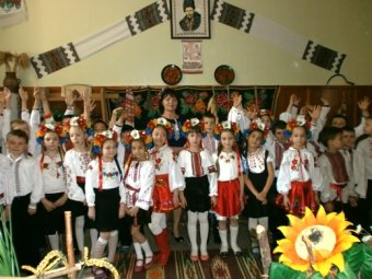 Одесские школьники учились создавать вышиванки и пекли украинский хлеб (фото)