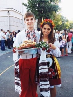 Одесские школьники учились создавать вышиванки и пекли украинский хлеб (фото)