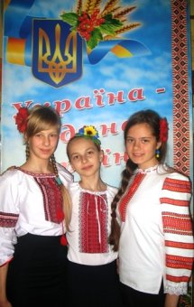 Одесские школьники учились создавать вышиванки и пекли украинский хлеб (фото)