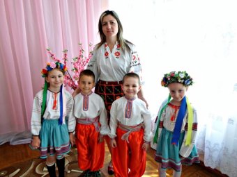 Одесские школьники учились создавать вышиванки и пекли украинский хлеб (фото)