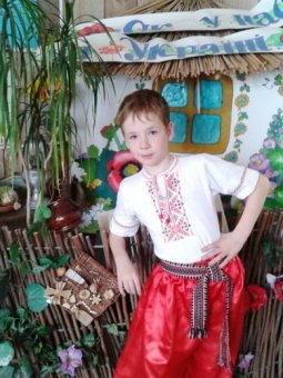 Одесские школьники учились создавать вышиванки и пекли украинский хлеб (фото)