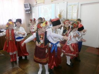 Одесские школьники учились создавать вышиванки и пекли украинский хлеб (фото)