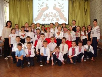 Одесские школьники учились создавать вышиванки и пекли украинский хлеб (фото)