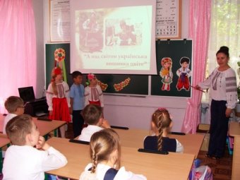 Одесские школьники учились создавать вышиванки и пекли украинский хлеб (фото)