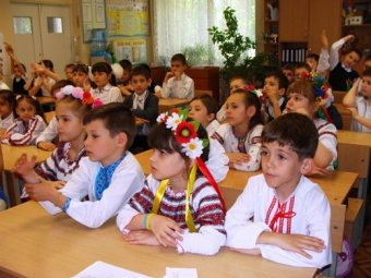 Одесские школьники учились создавать вышиванки и пекли украинский хлеб (фото)