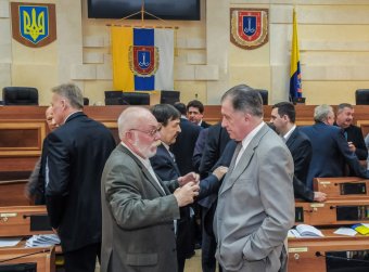 Игорь Розов: Такое впечатление, что мы стоим в подъезде старой «девятиэтажки» перед кабиной лифта. Что-то там внутри фырчит, грохочет, лязгает. Но ничего не движется