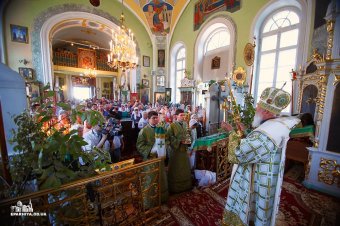 В Духов День митрополит Агафангел провел традиционную службу в храме в Кривой Балке (фото)