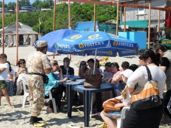 Юных одесситов учат оказывать первую медицинскую помощь на пляже (фото)