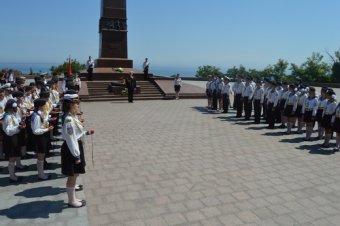 Эстафету Почетной Вахты Памяти приняли школьники Приморского района (фото)