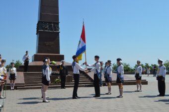 Эстафету Почетной Вахты Памяти приняли школьники Приморского района (фото)