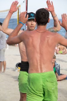 В выходные на "Отраде" прошли нешуточные баталии по пляжному волейболу (фото)