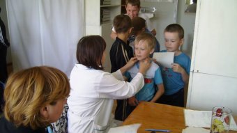 Перед отправкой в летний лагерь дети проходят обязательный медицинский осмотр