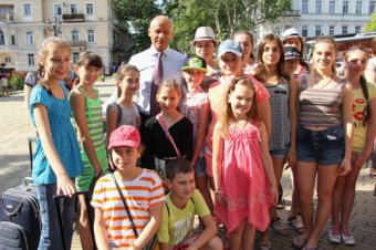 Геннадий Труханов проводил маленьких одесситов на отдых в Сергеевку (фото)