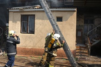 Одесские пожарные вынесли из огня троих людей (фото, видео)
