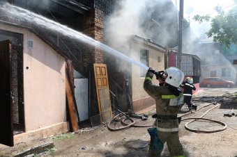 Одесские пожарные вынесли из огня троих людей (фото, видео)