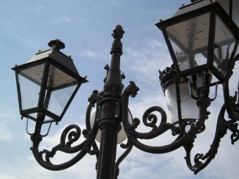 На улицах Одессы продолжаются работы по ремонту наружного освещения