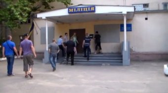 Очередной скандал между милицией при исполнении и общественниками (видео)