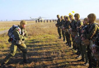 Благодаря общественникам курсанты-десантники смогли попрыгать (фото)