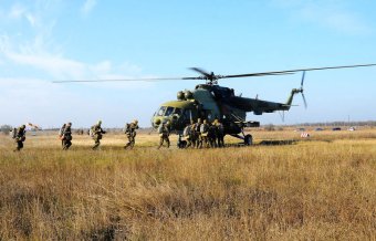 Благодаря общественникам курсанты-десантники смогли попрыгать (фото)