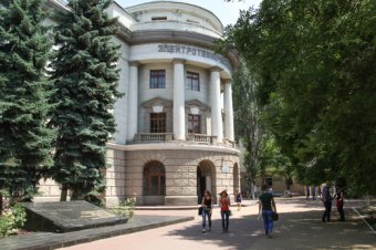 Более 2-х часов длилась беседа Геннадия Труханова со студентами Академии связи (фото) 