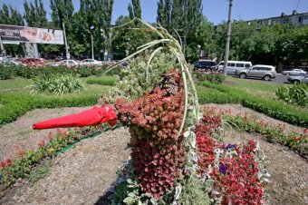Одесские коммунальщики восстановили топиарную фигуру «Птица» на площади Толбухина (фото)