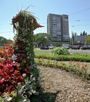 Одесские коммунальщики восстановили топиарную фигуру «Птица» на площади Толбухина (фото)