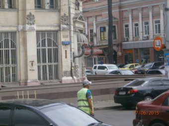 Ликбез для автомобилиста: Как отличить парковочного афериста от официального оператора