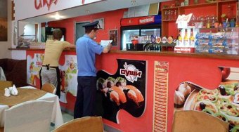Милиционеры изобличили продавщицу, которая реализовала пивом подросткам (фото)