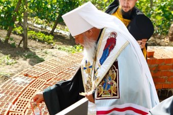 Митрополит Агафангел совершил закладку храма в честь блаженной старицы Матроны (фото)