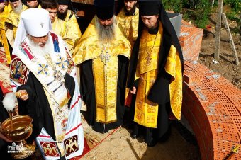 Митрополит Агафангел совершил закладку храма в честь блаженной старицы Матроны (фото)