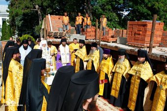 Митрополит Агафангел совершил закладку храма в честь блаженной старицы Матроны (фото)