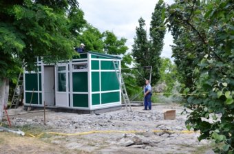 В кусты ходить не надо: На Трассе здоровья установлен еще один общественный туалет (фото)