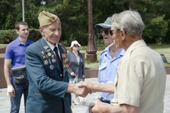 В годовщину начала войны одесситы возложили цветы к памятнику Неизвестному матросу
