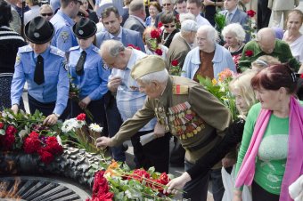 В годовщину начала войны одесситы возложили цветы к памятнику Неизвестному матросу