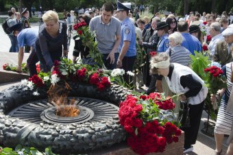 В годовщину начала войны одесситы возложили цветы к памятнику Неизвестному матросу
