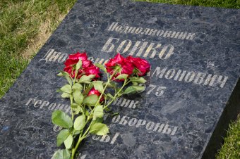 В годовщину начала войны одесситы возложили цветы к памятнику Неизвестному матросу