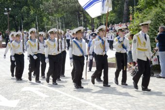 В годовщину начала войны одесситы возложили цветы к памятнику Неизвестному матросу