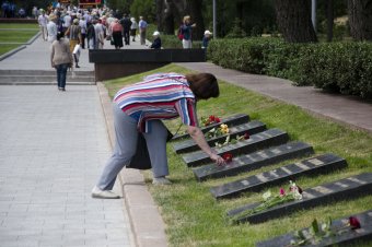 В годовщину начала войны одесситы возложили цветы к памятнику Неизвестному матросу