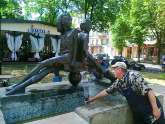 В Одессе модернизировали фонтан у скульптурной группы «Петя и Гаврик» (фото)