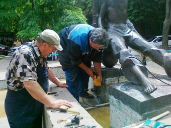 В Одессе модернизировали фонтан у скульптурной группы «Петя и Гаврик» (фото)